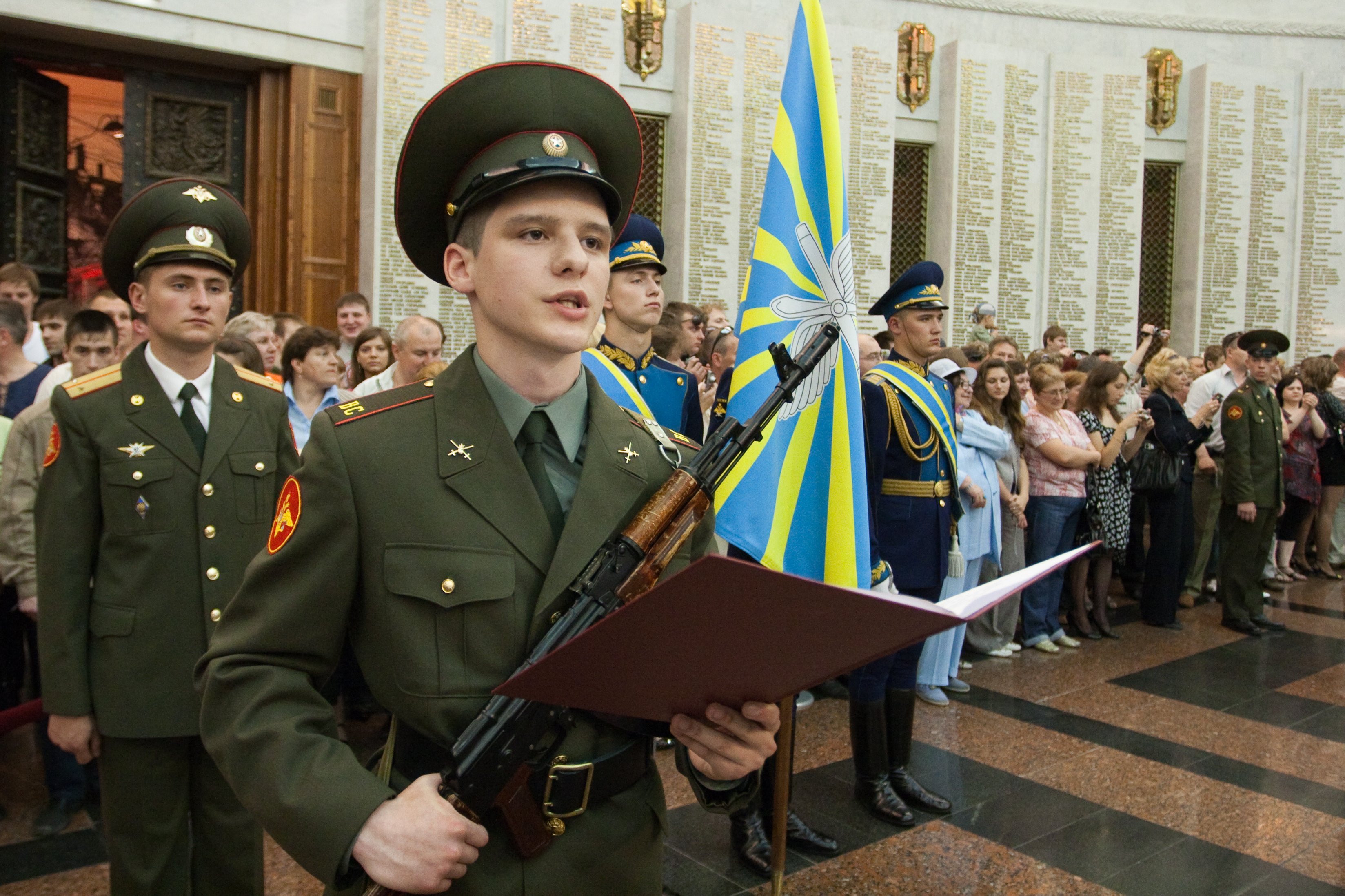 Утверждает военную. Военная присяга Вооруженных сил Российской Федерации. Присяга военнослужащих вс РФ. Боевые традиции вс России. Боевые традиции российских Вооруженных сил.