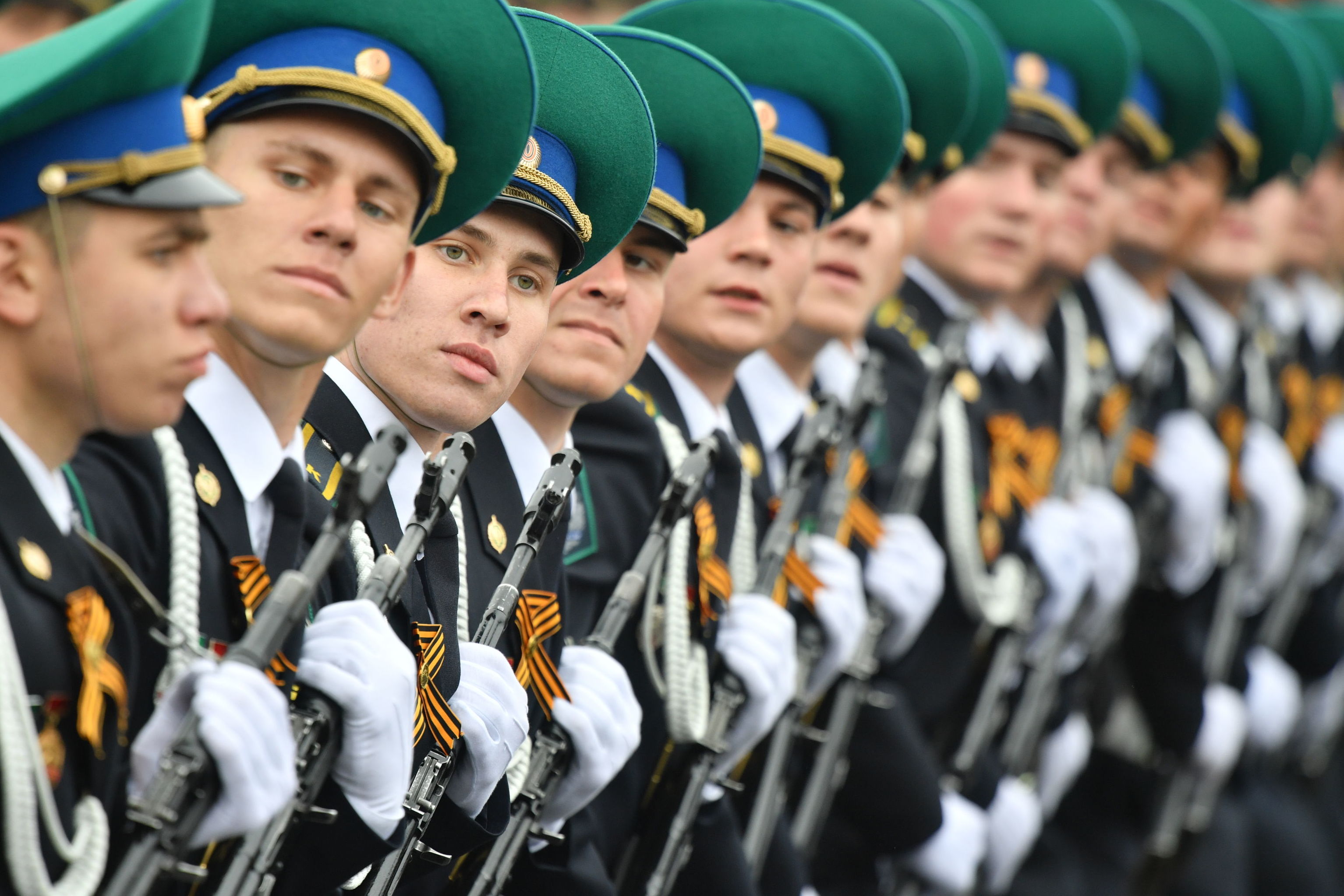 Справочная служба. Военнослужащий. Телефон 112. Логотип службы спасения 112. Гарнизонная служба.