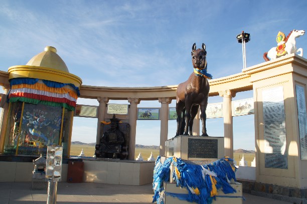 Арвайхээр. Арвайхээр Монголия город. Уверхангай Монголия. Кладбище лошадей в Монголии. Арвайхээр конь.
