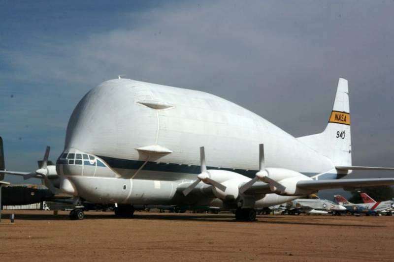 Самолет везет. B-377sg super Guppy. Super Guppy 377sg. Boeing 377 super Guppy. B-377 Guppy.