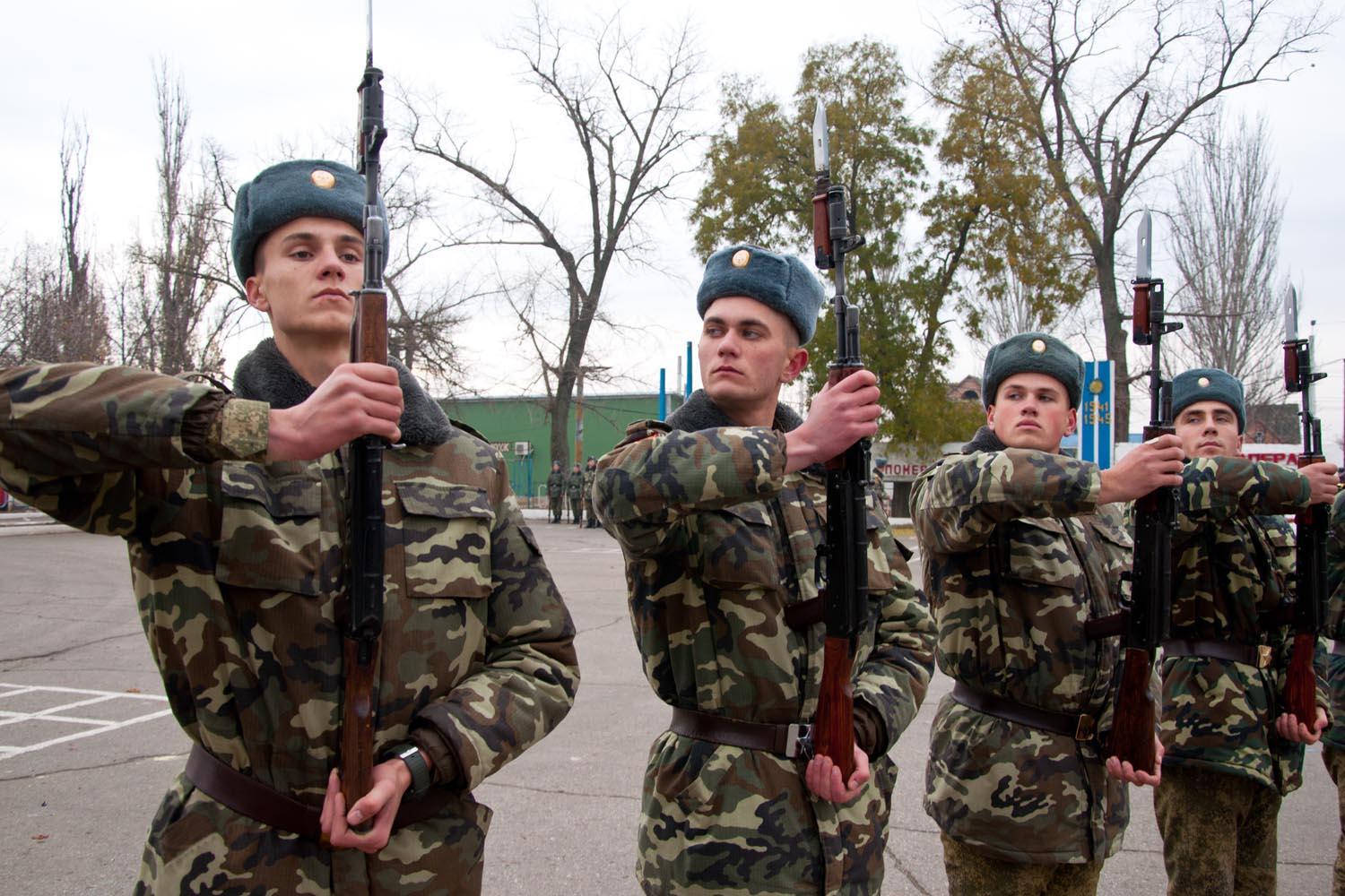 Караульная служба военнослужащих. Караул в армии. Гарнизонный караул. Караульная служба в армии. Караульный это вооруженный.